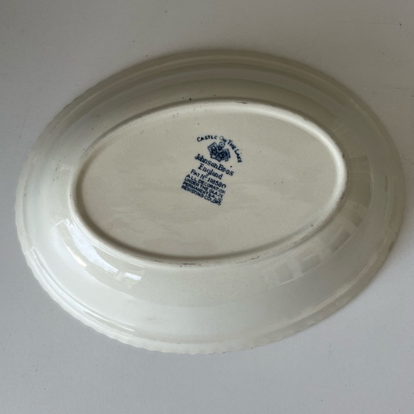 Johnson Brothers Castle on the Lake Blue and White Oval Dish - Picture 3 of 4